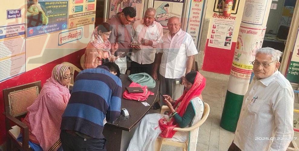 वार्ड 37 में वरिष्ठ नागरिकों के लिए विशेष पहल, आयुष्मान कार्ड वितरण कार्यक्रम संपन्न 1 WhatsApp Image 2025 01 23 at 2.15.13 PM