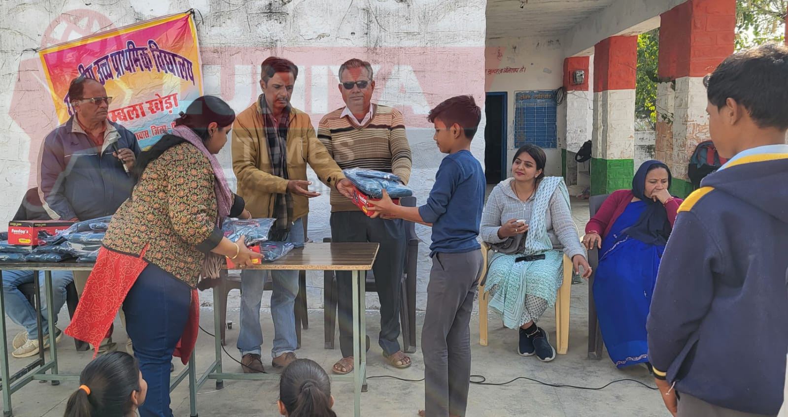 पाली के निम्बला खैडा स्कूल में विद्यार्थियों को बूट मोज़ा और स्वेटर वितरित 1 WhatsApp Image 2025 01 24 at 6.00.05 PM