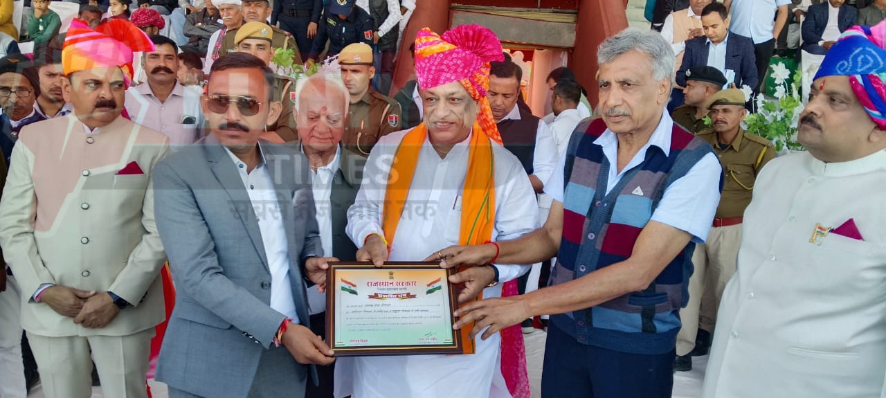 समाजसेवी नानक राम सेणचा को समाज सेवा में 26 जनवरी को जिला स्तर पर सम्मानित किया गया 1 WhatsApp Image 2025 01 26 at 1.14.36 PM