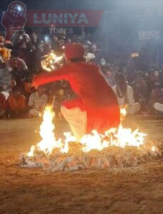 खटवाड़ा में रविवार रात हुए अग्नि नृत्य के दृश्य