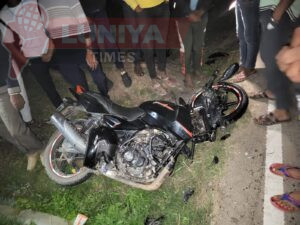 ट्रैक्टर की टक्कर से दो बाइक सवार गंभीर रूप से घायल 2 IMG 20250210 WA0029