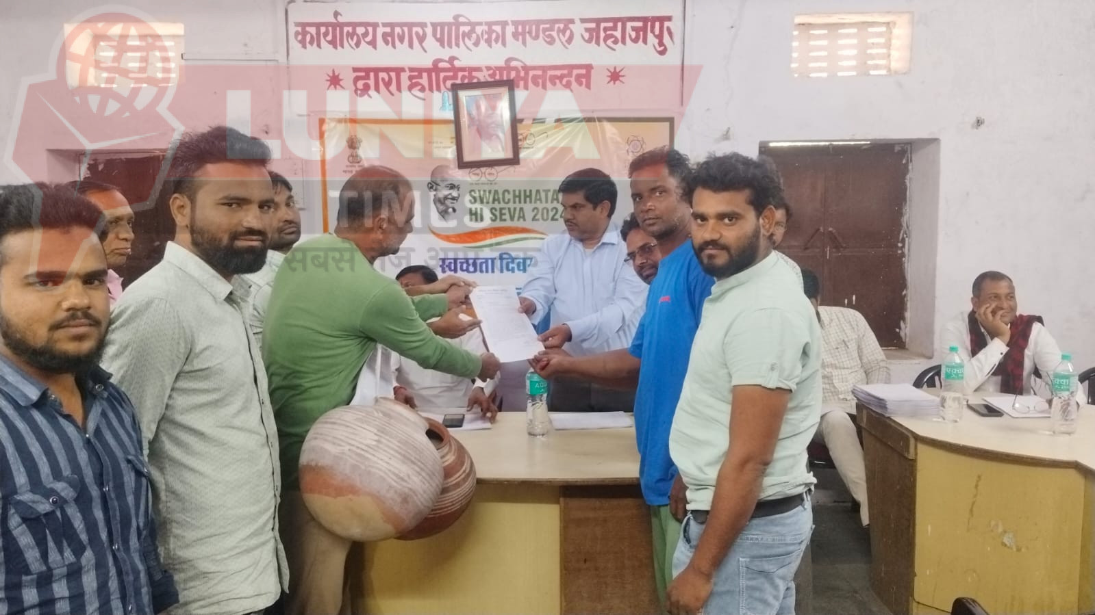 जहाजपुर पालिका का 29.33 करोड़ का बजट पारित, मटके गले मे डाल बैठक मे पहुंचे पार्षद सिराज 1 IMG 20250216 WA0025