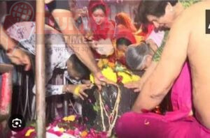 टुण्डी के प्रायः सभी शिवालयों में महाशिवरात्रि पर श्रद्धालुओं की उमड़ी भारी भीड़ 5 IMG 20250226 WA0160 1
