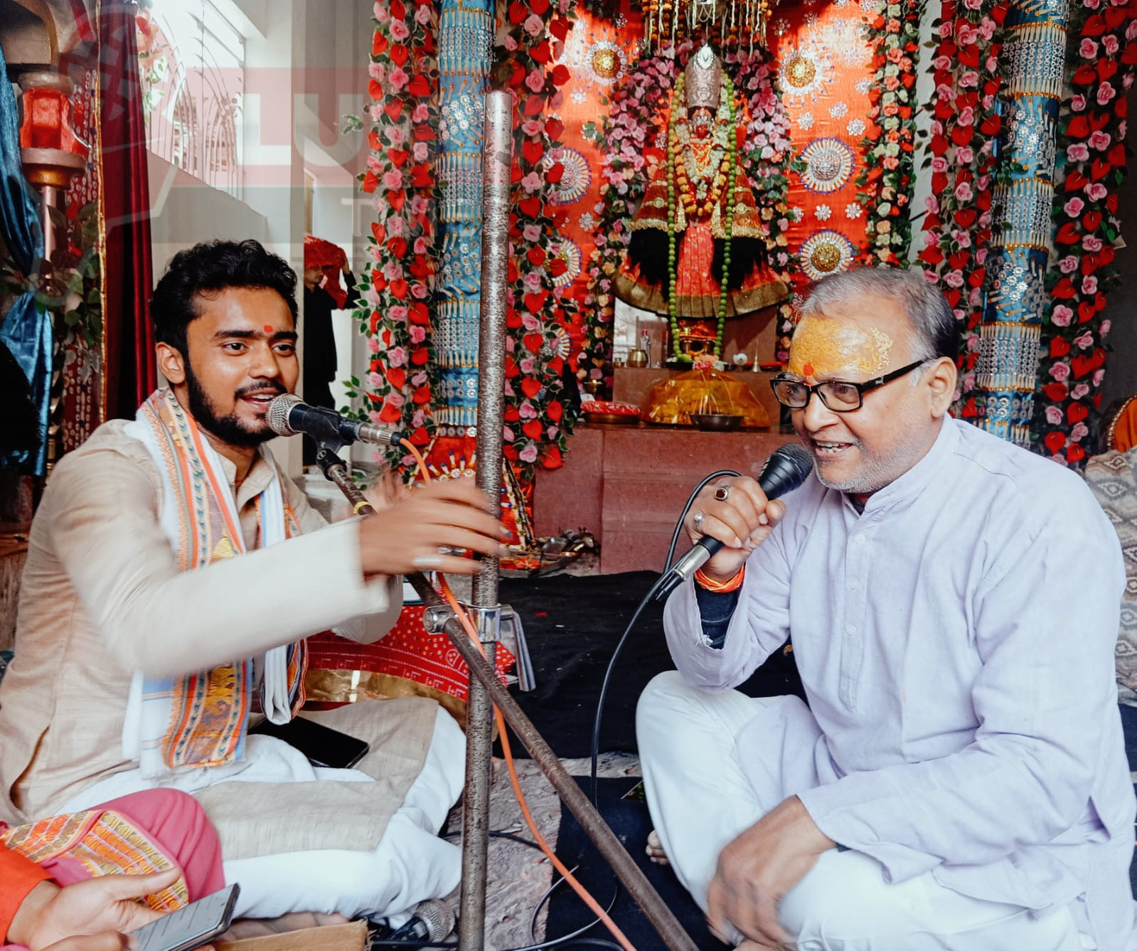 भजन संध्या में अयोध्या (यूपी) के पं० राजकुमार शास्त्री ने श्रोताओं का कर दिया मंत्र मुग्ध 1 WhatsApp Image 2025 02 02 at 6.30.07 PM
