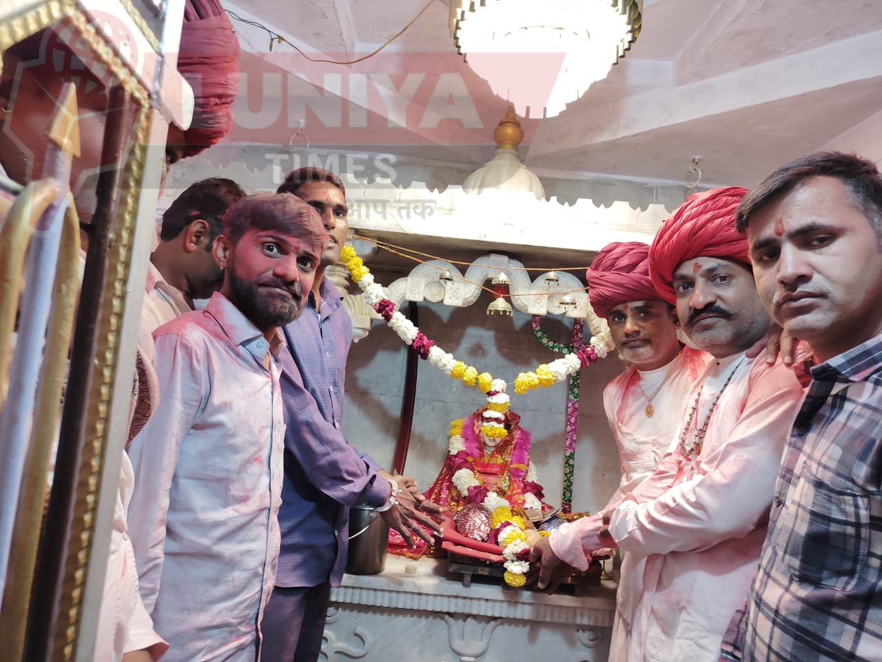 सेंदला गांव में मां आशापुरा माताजी मंदिर का 19वां वार्षिक ध्वजारोहण एवं महा प्रसादी महोत्सव आयोजित 1 WhatsApp Image 2025 02 04 at 7.36.45 PM