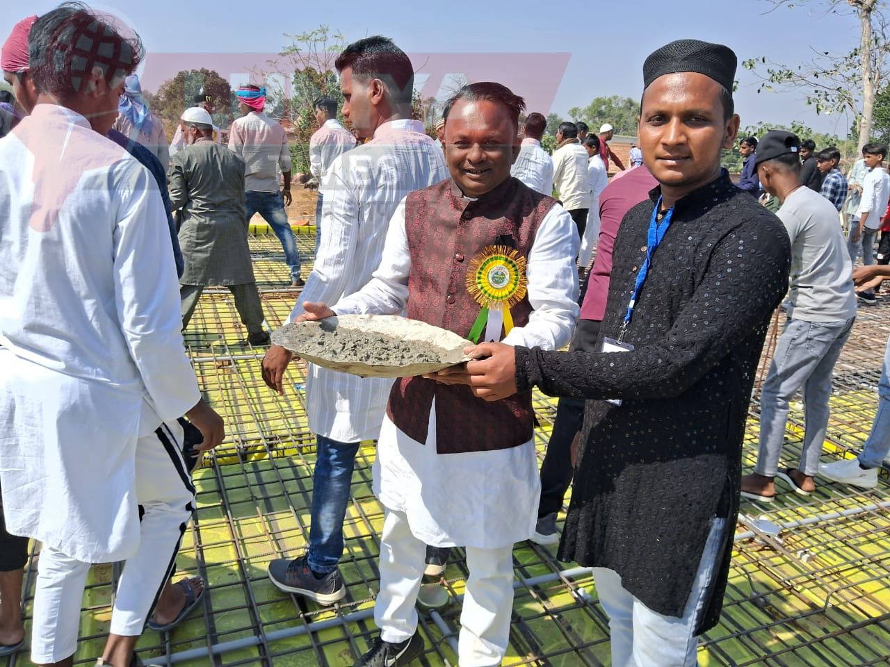 भुस्की में मस्जिद छत ढ़लाई में उमड़ा जनसैलाब श्रमदान करने वालों में में मची होड़ 1 WhatsApp Image 2025 02 09 at 10.50.15 PM
