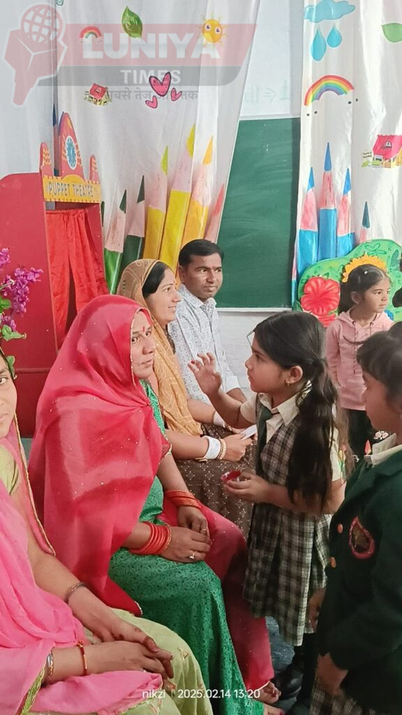 शहीदों को श्रद्धांजलि और माता-पिता को समर्पण, द वेलिंग्टन इंग्लिश एकेडमी में भावनात्मक मातृ-पितृ पूजन समारोह 2 WhatsApp Image 2025 02 14 at 5.32.25 PM