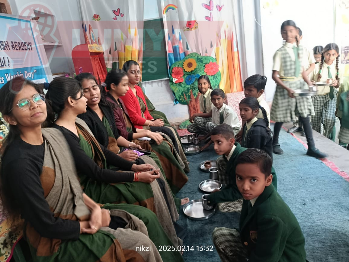 शहीदों को श्रद्धांजलि और माता-पिता को समर्पण, द वेलिंग्टन इंग्लिश एकेडमी में भावनात्मक मातृ-पितृ पूजन समारोह 1 WhatsApp Image 2025 02 14 at 5.32.26 PM