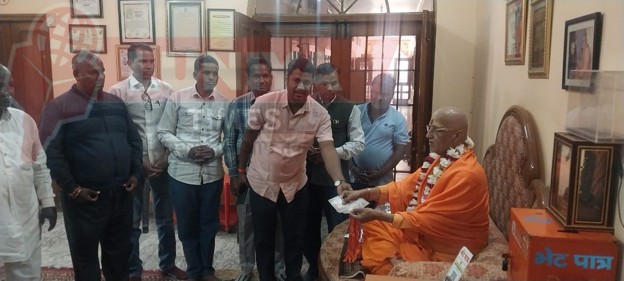 महामंडलेश्वर हंसराम महाराज ने किया कुंभ कलश बैच कार्ड का विमोचन 1 WhatsApp Image 2025 02 21 at 6.58.47 PM