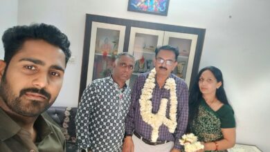 महाकुंभ की यात्रा से सकुशल लौटने पर मालवीय दंपत्ति का शिक्षक संघ राधाकृष्णन् ने किया स्वागत 16 WhatsApp Image 2025 02 28 at 6.22.18 PM