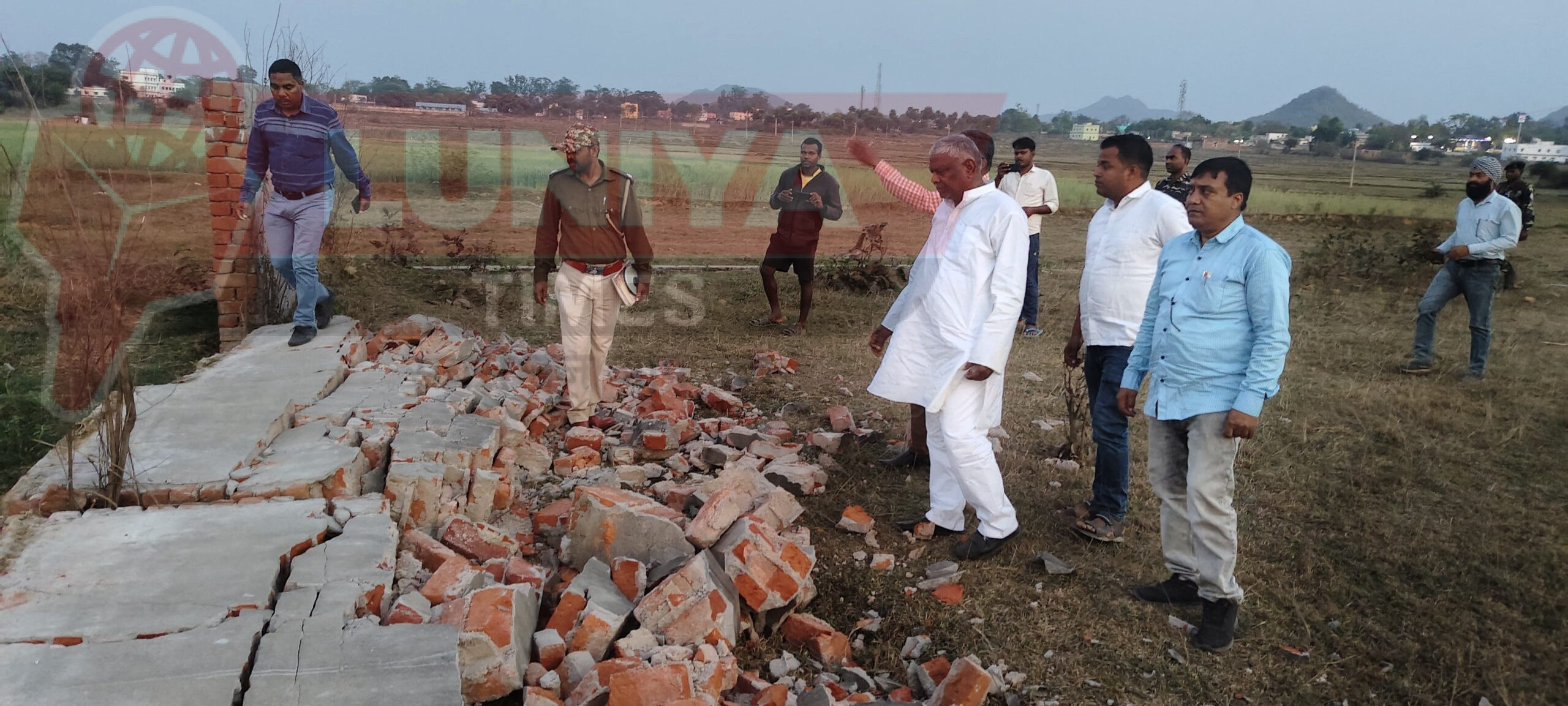 टुण्डी शिबू सोरेन डिग्री कॉलेज का क्षतिग्रस्त चहारदिवारी का जायजा लेते विधायक मथुरा प्रसाद महतो 1 IMG 20250303 WA0002 scaled