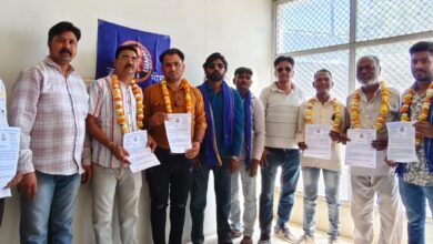 भीम आर्मी भारत एकता मिशन की बैठक में पदाधिकारियो को पदभार सौंपते हुए