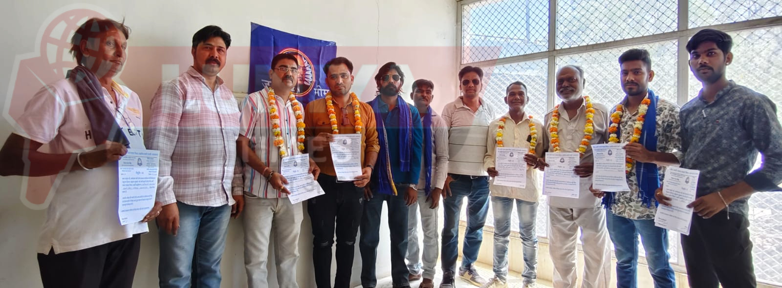भीम आर्मी भारत एकता मिशन की बैठक में पदाधिकारियो को पदभार सौंपते हुए