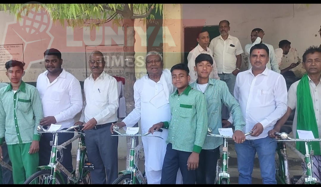 टुण्डी विधायक आधा दर्जन कार्यक्रमों में हुए शामिल साइकिल वितरण समेत कई योजनाओं की सौगात 1 IMG 20250329 WA0070