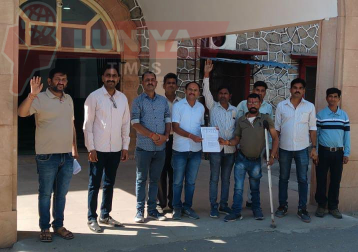 शिक्षक विधालय सहायकों ने नियमित करण की मांग को लेकर जिला कलेक्टर को सौंपा ज्ञापन 1 WhatsApp Image 2025 03 07 at 7.20.02 PM