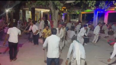 पालरा में ढोल की धमक, थाली की खनक के साथ गैर नृत्यः पीढ़ियों से लाल-सफेद- अंगी के साथ गैर नृत्य,सैकड़ो वर्षों से पीढ़ी दर पिढी नृत्य करते 9 WhatsApp Image 2025 03 16 at 3.43.27 PM