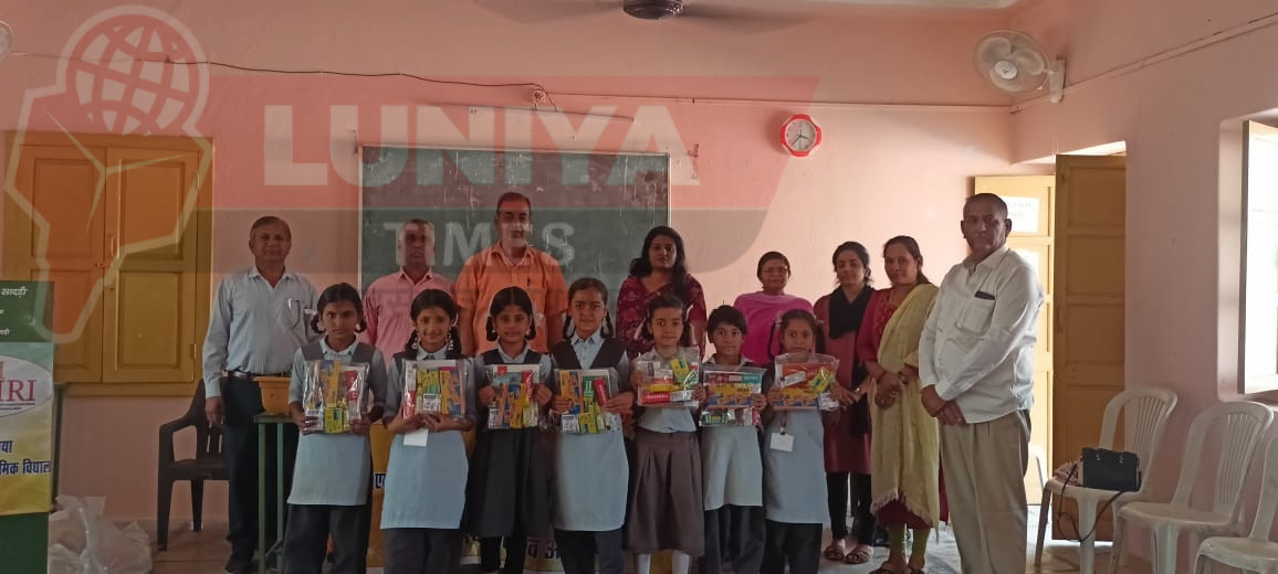 पीएम श्री बालिका विद्यालय सादड़ी में सेल्फ एस्टीम, बॉडी कॉन्फिडेंस गतिविधि और शिक्षण सामग्री का वितरण 1 WhatsApp Image 2025 03 19 at 5.07.54 PM