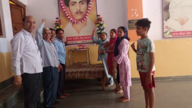 शहीद हेमू कालानी बलिदान दिवस पर दीप प्रज्वलित कर पुष्पांजलि सभा, मरीजों को बांटे बिस्किट 13 WhatsApp Image 2025 03 23 at 7.36.34 PM