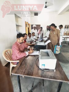 फार्मर रजिस्ट्री शिविर में कई किसान कार्ड पाकर किसानों के खिले चेहरे 5 WhatsApp Image 2025 03 26 at 8.49.04 PM