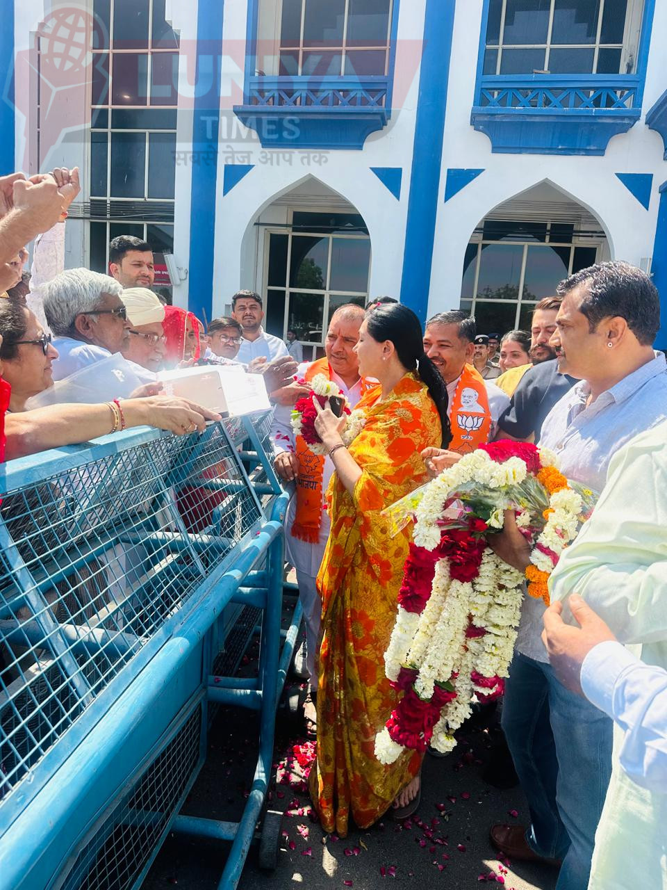 उप मुख्यमंत्री दीया कुमारी जी के द्वारा गोरा होटल से खेजडली बोर्ड तक फोरलेन निर्माण कार्य शुरू करवाने की आदेश पर जोधपुर हवाई अड्डे पर ग्रामीणों ने स्वागत कर आभार जताया 1 WhatsApp Image 2025 03 27 at 7.28.30 PM