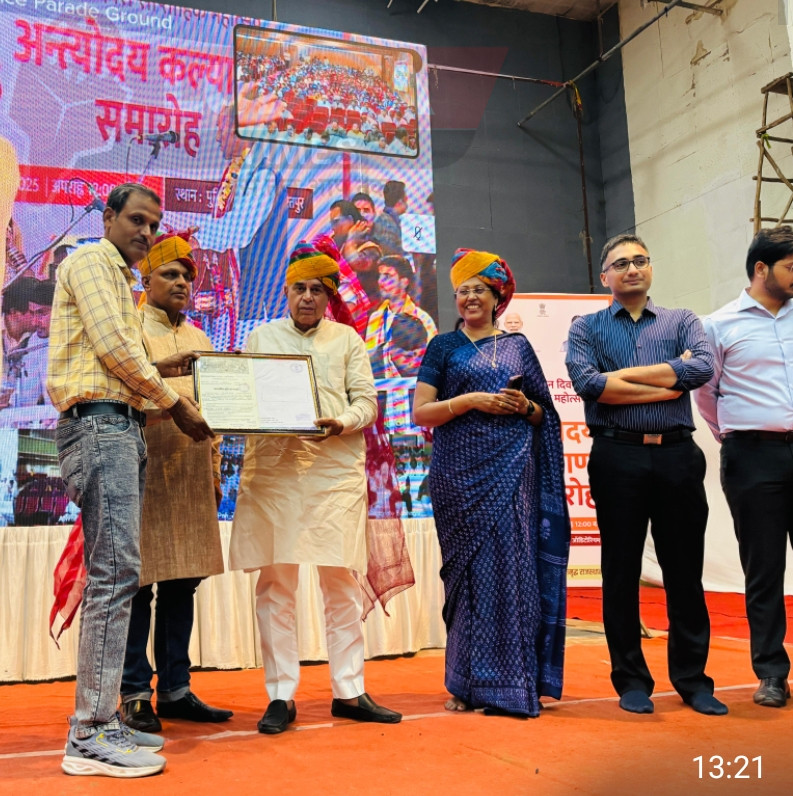 राजस्थान स्थापना दिवस सप्ताह समारोह में स्वामित्व योजना के पट्टों का वितरण, जिला स्तरीय कार्यक्रम का आयोजन 1 WhatsApp Image 2025 03 27 at 8.46.04 PM
