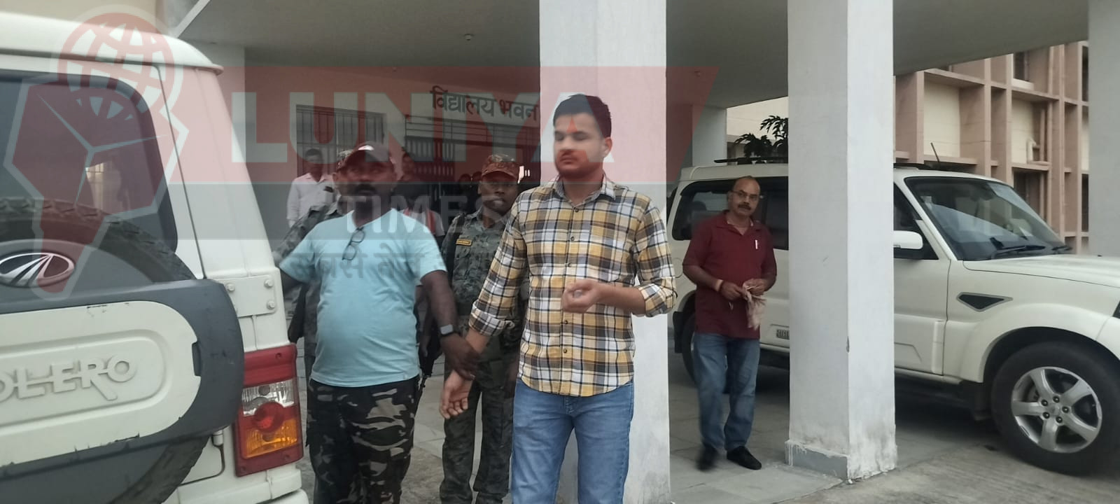 एकलव्य मॉडल आवासीय विद्यालय टुण्डी के क्लर्क गिरफ्तार, विधायक के आदेश पर हुई कार्रवाई 1 IMG 20250418 WA0029