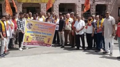 बंगाल की सियासी जमीन पर सस्पेंस और उबाल: राष्ट्रपति को ज्ञापन सौंपा, उठी राष्ट्रपति शासन की मांग 10 IMG 20250421 WA0035