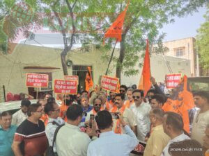 विहिप ने राष्ट्रपति के नाम कलेक्टर को ज्ञापन देकर पश्चिम बंगाल (W.B.) में राष्ट्रपति शासन लागू करने की मांग की 4 IMG 20250421 WA0086