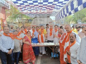 गर्मी की प्रचण्डता से त्रस्त हजारों भीलवाड़ा वासियों के तर हुए कंठ, पिलाई गई शीतल छाछ 4 IMG 20250426 WA0049 1