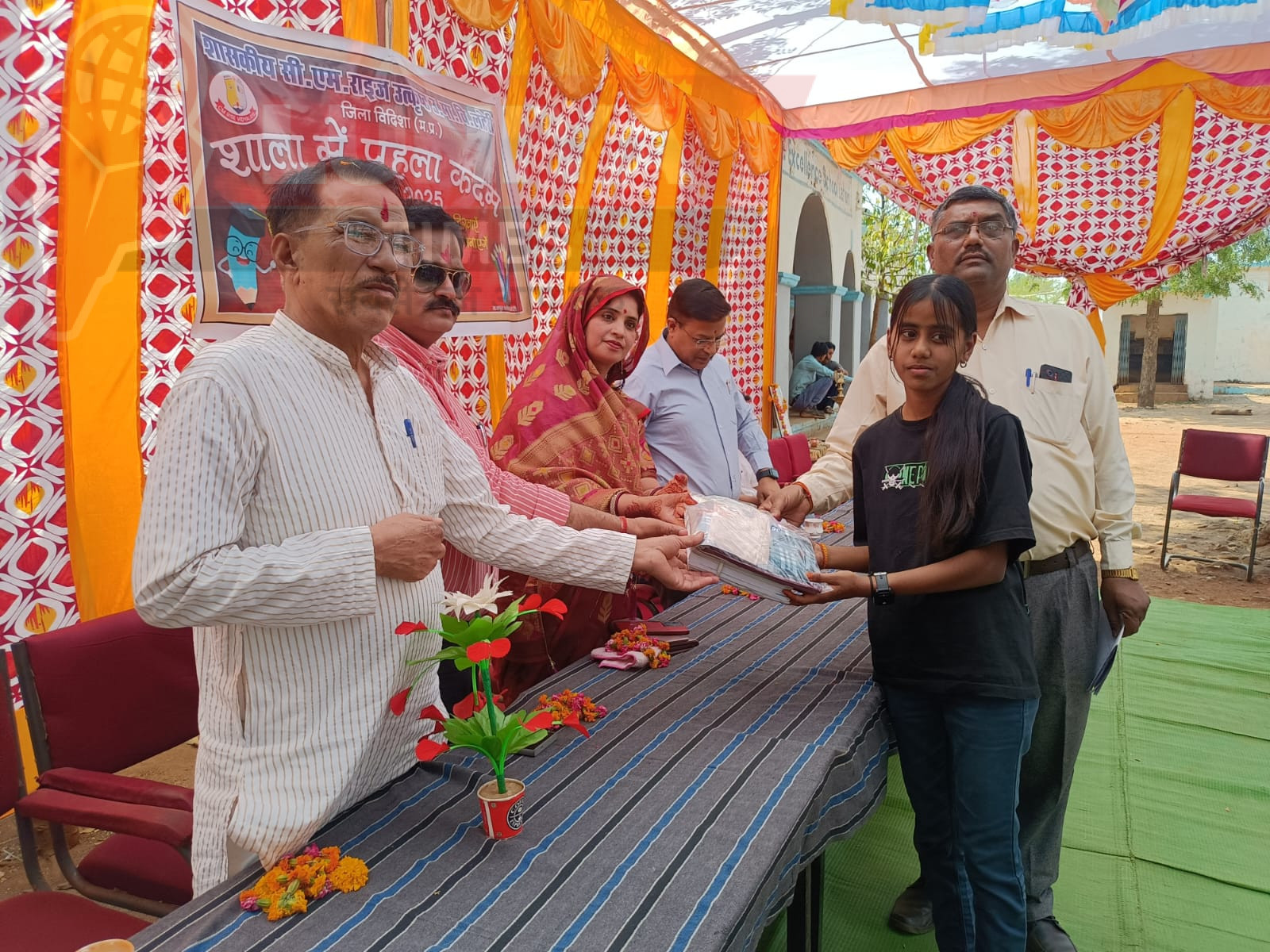 सी.एम. राइज विद्यालय लटेरी मे मनाया प्रवेश उत्सव कार्यक्रम 1 WhatsApp Image 2025 04 01 at 7.30.45 PM