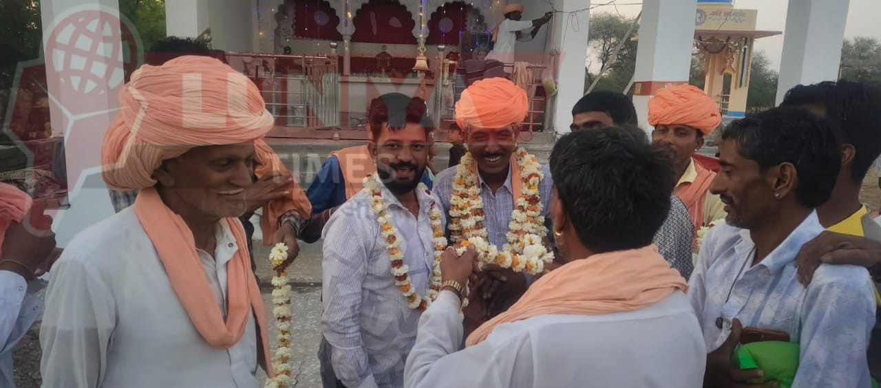 सरदार नगर स्थित देवधाम चौराया पर दशनाम गोस्वामी समाज पुष्कर नवनियुक्त अध्यक्ष का पटेवाई गोस्वामी समाज द्वारा स्वागत व सम्मान किया गया 1 WhatsApp Image 2025 04 06 at 12.39.36 PM