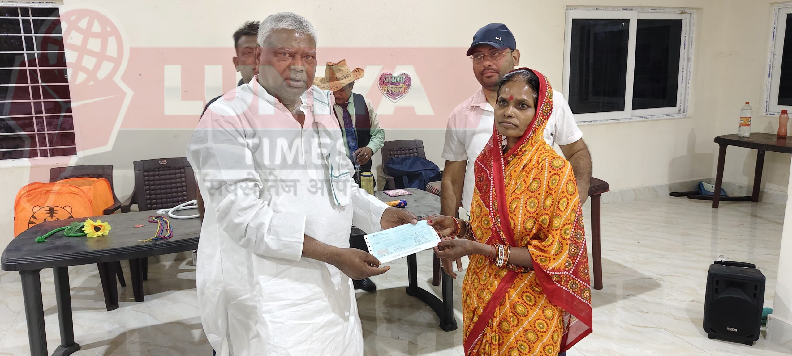 टुण्डी विधायक ने पीड़ितों को सौंपा मुख्यमंत्री राहत कोष से सहायता राशि, मानवता का दिया अनुपम उदाहरण 1 Whatsapp image 2025 04 09 at 8.09.28 pm