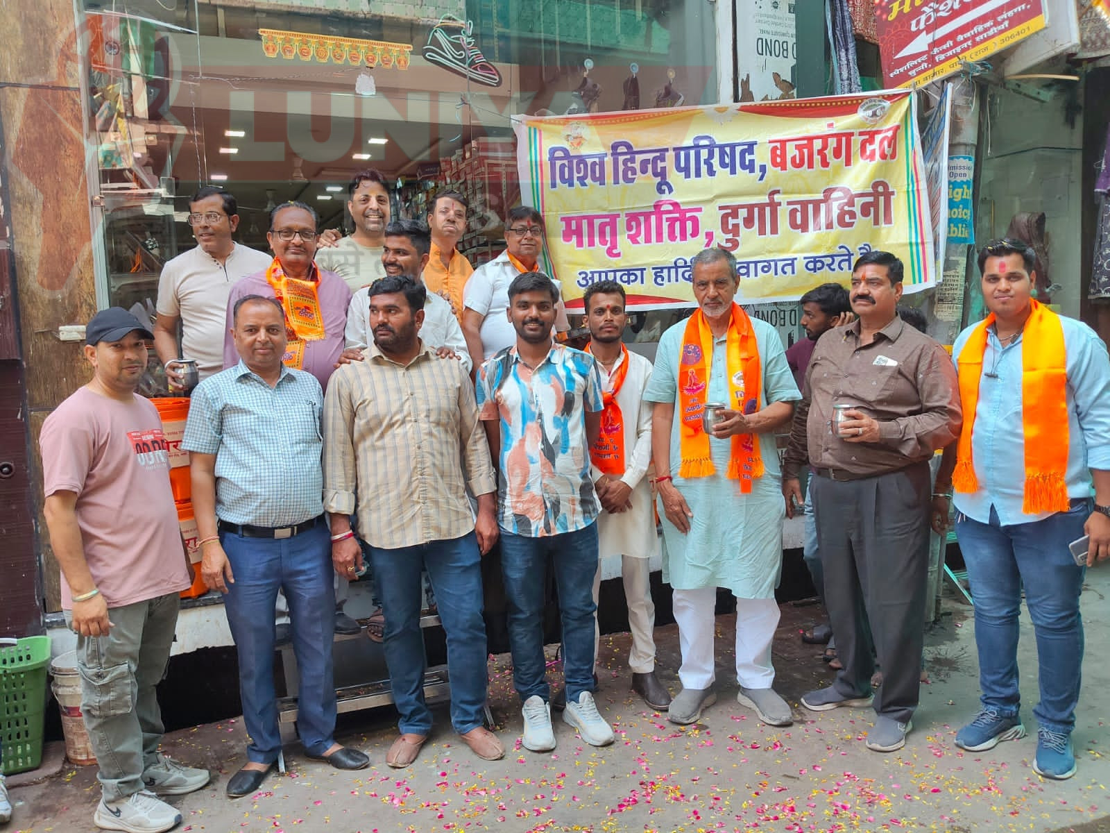 विहिप बजरंग दल द्वारा पुष्पवर्षा व जल सेवा कर शोभायात्रा का स्वागत 1 Whatsapp image 2025 04 12 at 8.45.49 pm