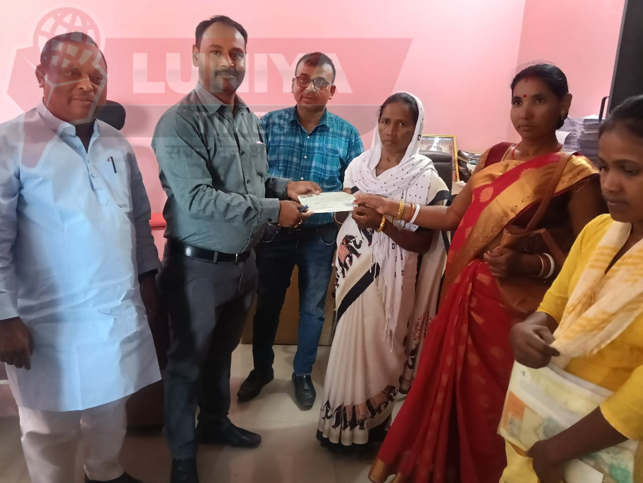 पश्चिमी टुण्डी के दिवंगत पारा शिक्षक दिनेश्वर मराण्डी के परिजनों को बिजली विभाग ने मुआवजा स्वरूप सौपा 5,00,000 रूपए का चेक 1 WhatsApp Image 2025 04 29 at 8.38.01 AM