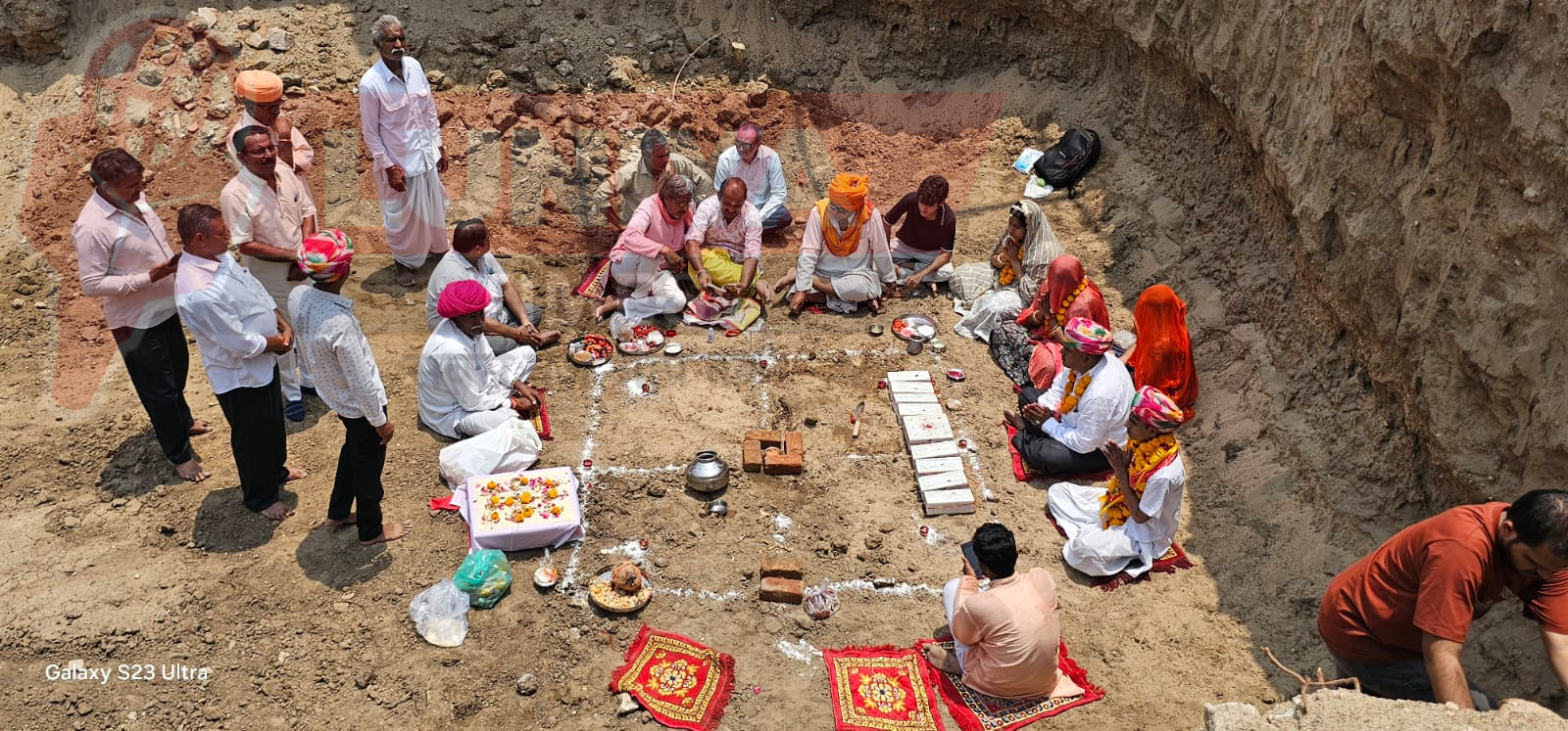 पावा में लाभार्थी परिवार के हाथों हुआ खेड़ा देवी मंदिर का शिलान्यास , गुंजें जैकारे 1 IMG 20250508 WA0039