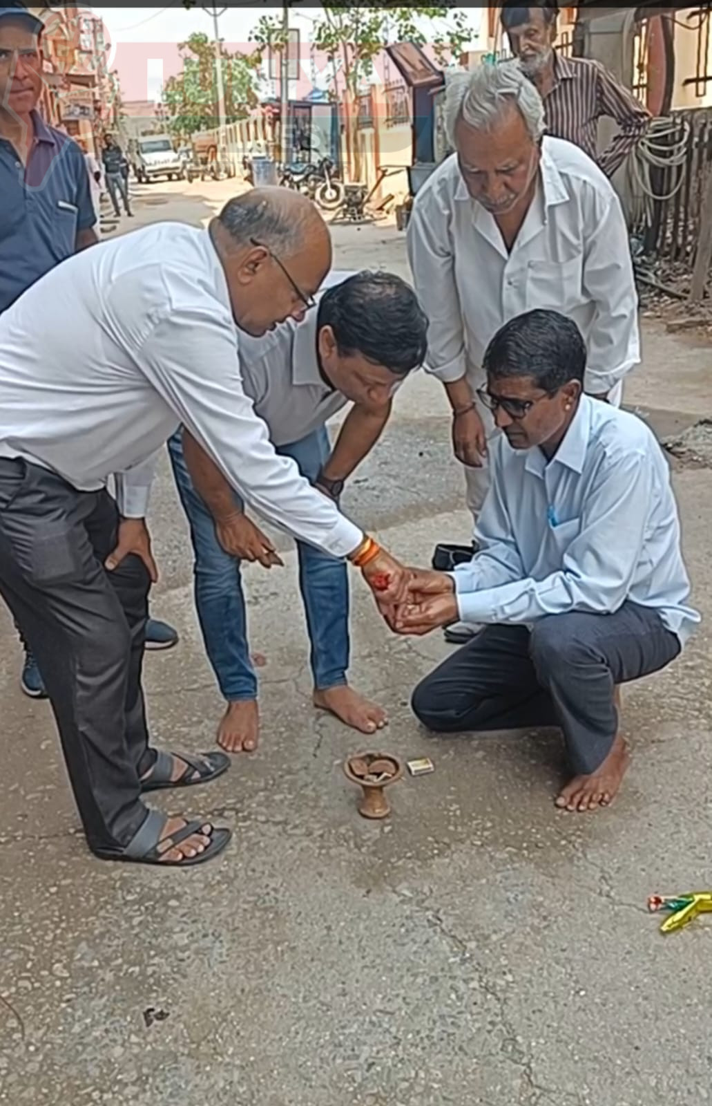 रानी मैन बाजार का बहुत चर्चित रोड मस्जिद से किशोर खिमावत अस्पताल रोड का विधिवत शिलान्यास किया 1 IMG 20250510 WA0040
