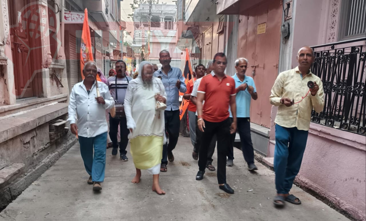 प्रभात फेरी के साथ आचार्य धर्मधुरंधर अमृत परमार के निवास पहुंचे 1 IMG 20250513 WA0006