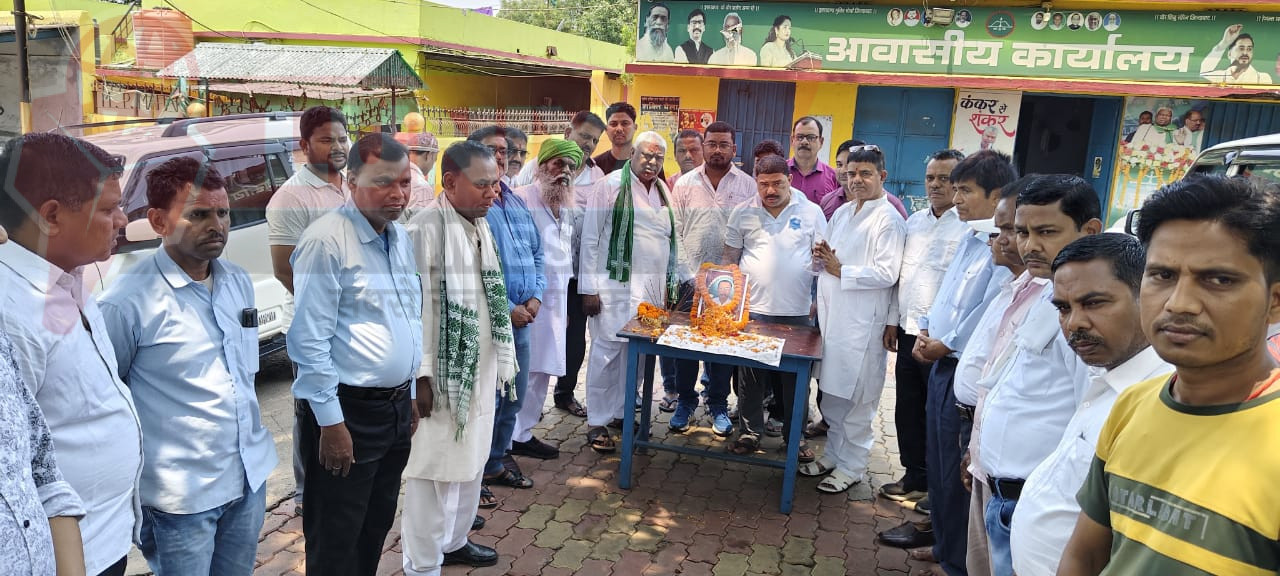 टुंडी विधायक मथुरा प्रसाद महतो की अध्यक्षता में स्व. रामेश्वर महतो को श्रद्धांजलि 1 WhatsApp Image 2025 05 04 at 5.48.35 PM