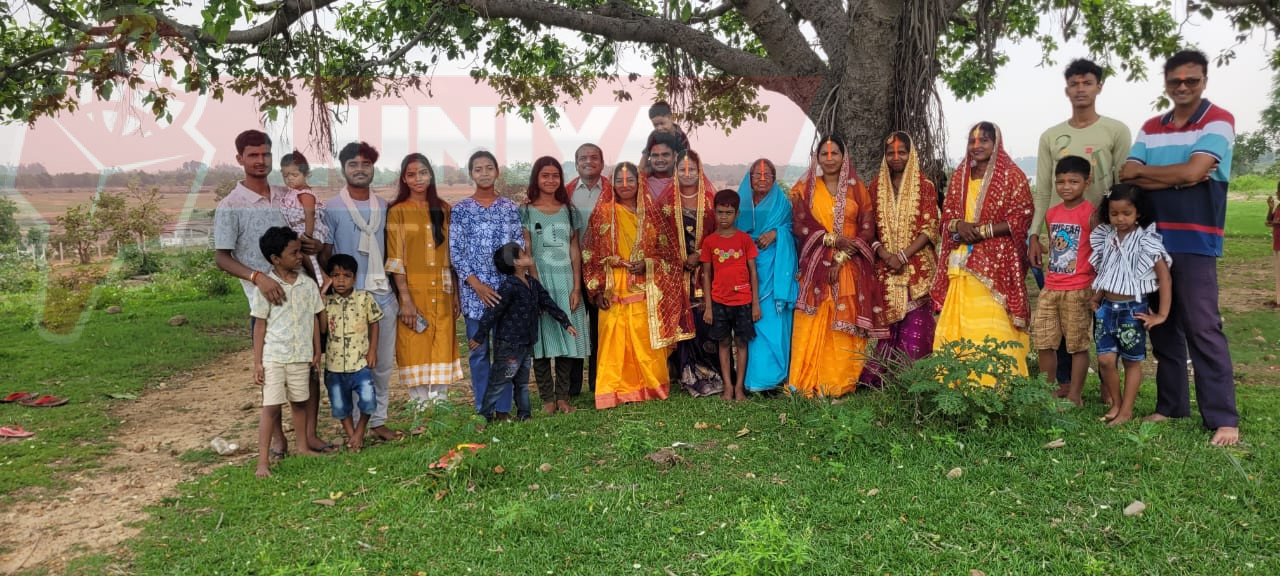 वट_सावित्री को महिलायें अपने सुहाग की सुरक्षा हेतु वट वृक्ष सहित यमदेव की करती है पूजा 1 WhatsApp Image 2025 05 26 at 2.24.33 PM