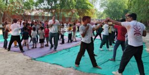 आर्य वीर दल के चरित्र निर्माण एवं आत्मरक्षा शिविर के तीसरे दिन बच्चों को सिखाया सर्वांग सुन्दर व्यायाम और बाक्सिग पंच के गुर 3 WhatsApp Image 2025 05 27 at 4.36.28 PM
