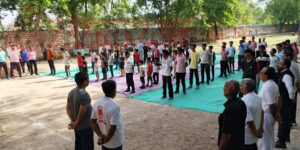 आर्य वीर दल के चरित्र निर्माण एवं आत्मरक्षा शिविर के तीसरे दिन बच्चों को सिखाया सर्वांग सुन्दर व्यायाम और बाक्सिग पंच के गुर 4 WhatsApp Image 2025 05 27 at 4.36.29 PM