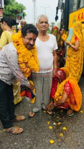 चारधाम यात्रा से सकुशल लौटा श्रद्धालुओं का जत्था, गुरलाँ में हुआ आत्मीय स्वागत 4 IMG 20250619 WA0011