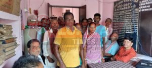 मनियांडीह पैक्स प्रबंधक की मनमानी के खिलाफ खाताधारियों का व्यापार मंडल का घेराव 5 IMG 20250623 WA0033
