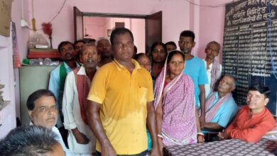 मनियांडीह पैक्स प्रबंधक की मनमानी के खिलाफ खाताधारियों का व्यापार मंडल का घेराव 15 IMG 20250623 WA0033
