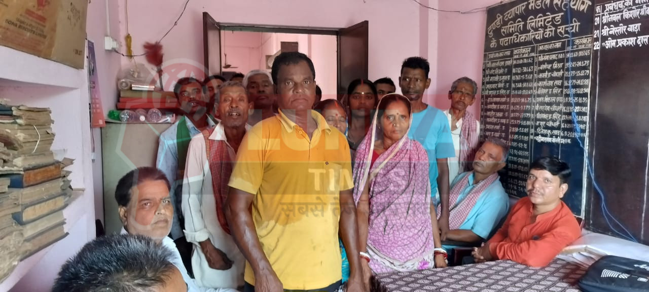 मनियांडीह पैक्स प्रबंधक की मनमानी के खिलाफ खाताधारियों का व्यापार मंडल का घेराव 1 IMG 20250623 WA0033