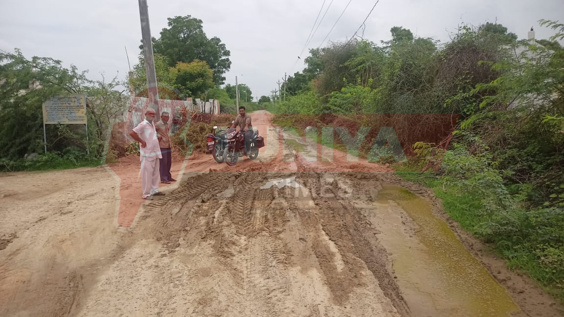 क्षतिग्रस्त डामर सड़क और ग्रेवल सड़क की मरम्मत की मांग 1 IMG 20250628 WA0032