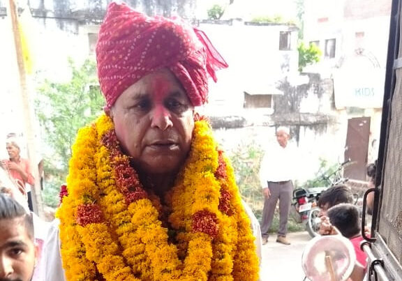सेवा निवृत हुए भवरलाल ठाकुर, धूम धाम से ढोल नगाड़ों के साथ रानी पोस्ट ऑफिस के कर्मचारियों ने विदाई दी 1 WhatsApp Image 2025 06 11 at 4.58.18 PM e1749643911798