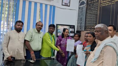 टुण्डी विधायक द्वारा तीन सहायिकाओं को नियुक्ति पत्र से किया सुशोभित लोगों में हर्ष 17 WhatsApp Image 2025 06 13 at 7.51.30 PM