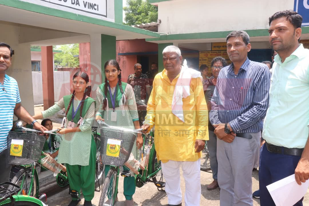 झारखंड सरकार शिक्षा नीति को लेकर लगातार गंभीर युद्धस्तर पर साइकिलों का वितरण कार्यक्रम जारी 1 WhatsApp Image 2025 06 14 at 7.01.14 PM