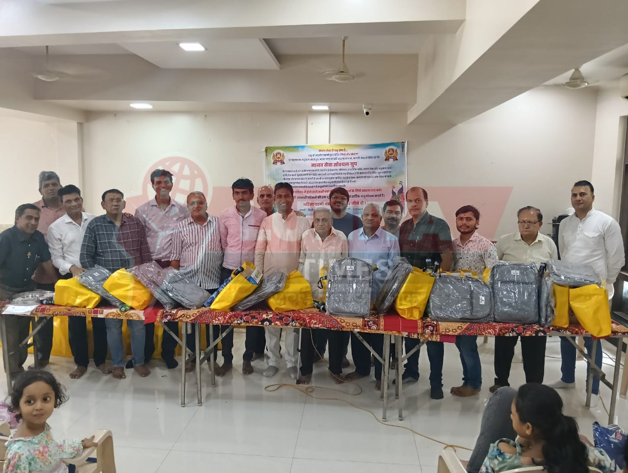 मुंबई भायंदर: दादर मानव सेवा सोशल ग्रुप द्वारा जरूरतमंद जैन विद्यार्थियों को निःशुल्क स्कूल किट वितरण, सेवा भाव से भरा आयोजन संपन्न 1 WhatsApp Image 2025 06 14 at 7.08.20 PM